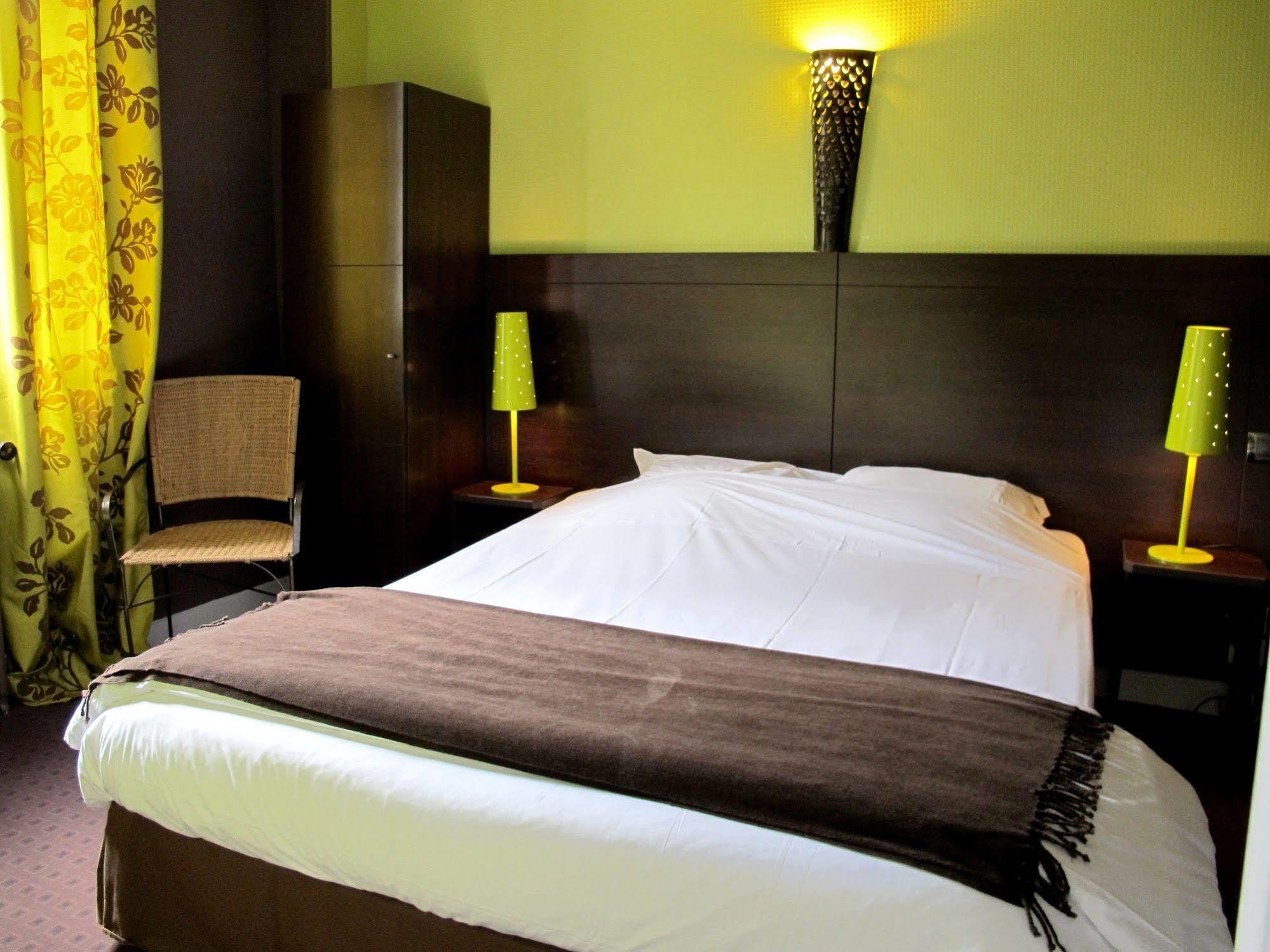 Logis Deshors-Foujanet Hotel Chamboulive Luaran gambar
